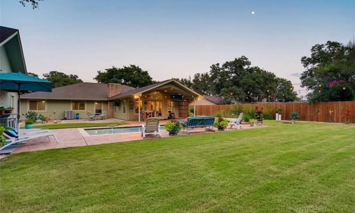 Buda House | 3-bedroom spacious, private house with pool, game room, fitness room, sleeps 8+