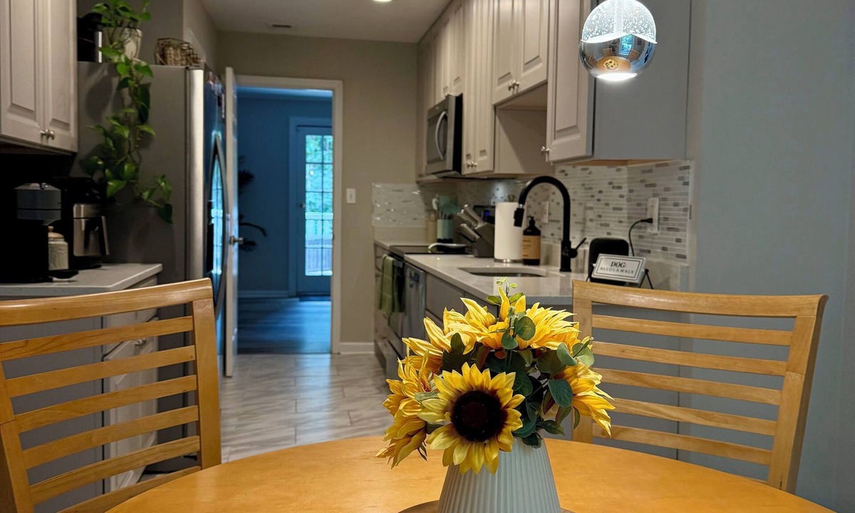 Calverton House | 3-Bedroom Townhome in Serene Suburban Maryland close to DC and Baltimore