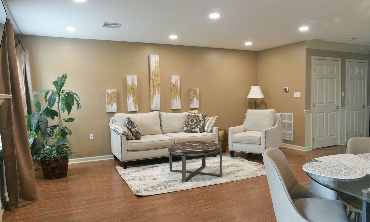 Enola House | 3-bedroom townhouse close to Mechanicsburg, Camp Hill, Harrisburg and Hershey