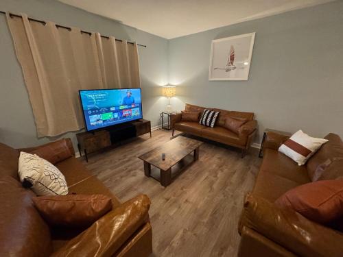 Charlotte Apartment | 3 Bedroom Townhouse-Max 8 guests