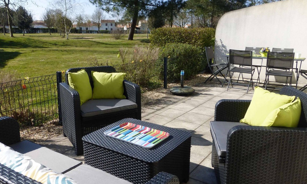 L'Aiguillon-sur-Vie House | 3-bedroom vacation home with heated pool 6 beds