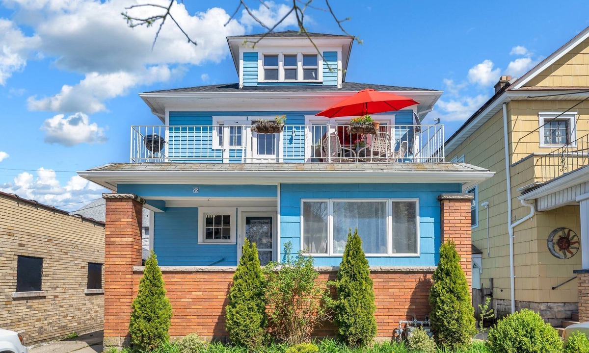 North Buffalo House | 3-Bedroom w/Balcony & Parking in Buffalo – Near Shops & Cafés, Pet-Friendly