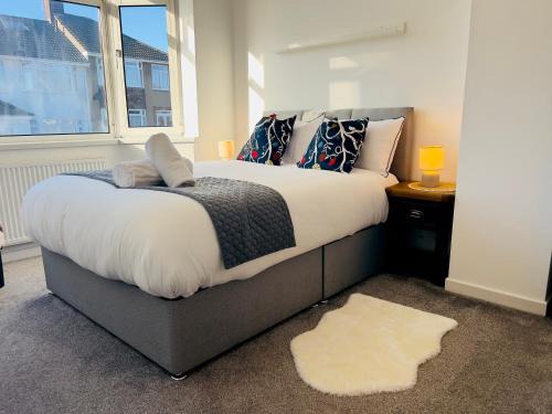 Staple Hill House | 3 Bedroom with 3 Double beds and Parking