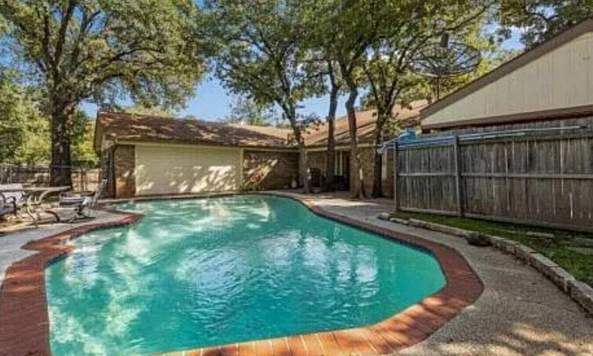 Bedford Apartment | 3 Bedroom with a Pool