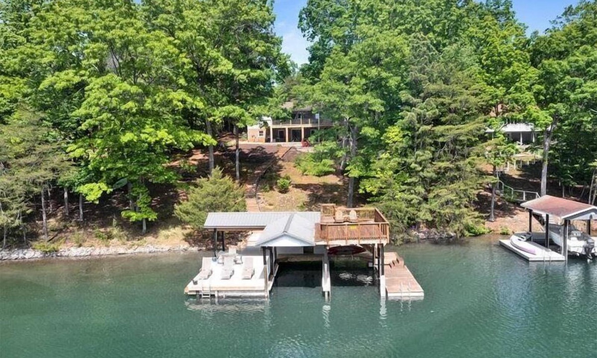 Huddleston House | 3 Bedrooms, 1 Flex Room, 3 Bathrooms! Great Dock! 3 Kayaks, Canoe & 2 Paddleboards! Pet Friendly!