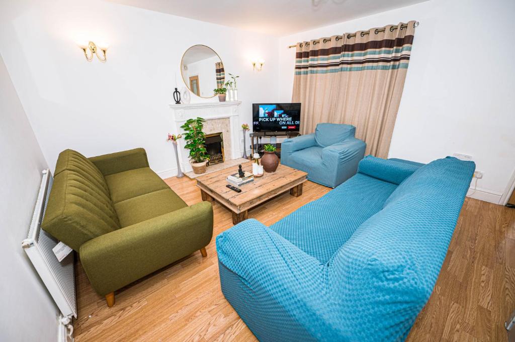 Thamesmead East House | 3 Bedrooms Entire Home Sleeps 12 Free WiFi & Parking Near London