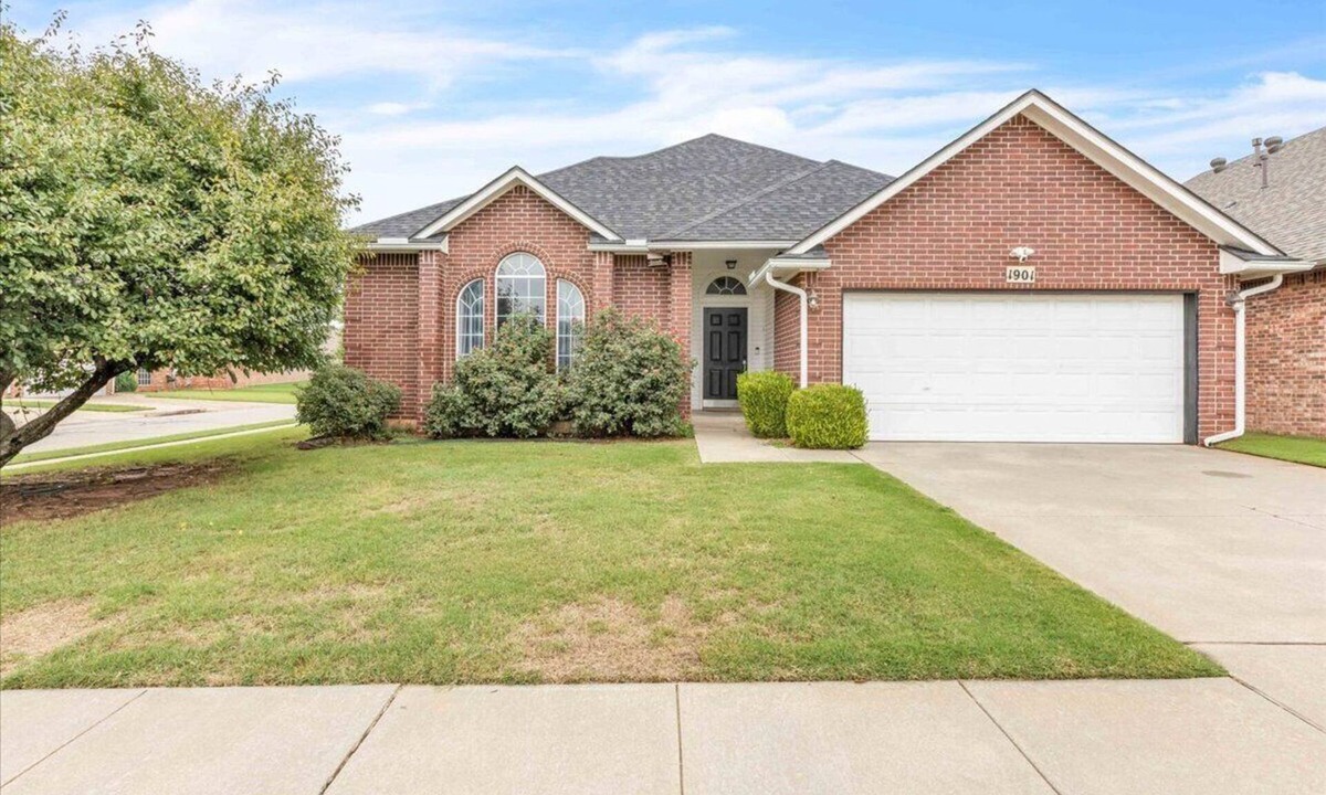 Moore House | 3 bedrooms home in quiet neighborhood