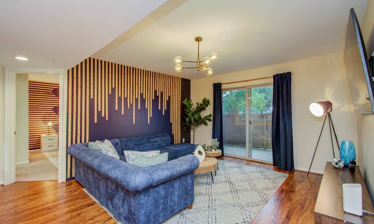 South Main Apartment | 3 Bedrooms, Spacious Central Condo w Pool