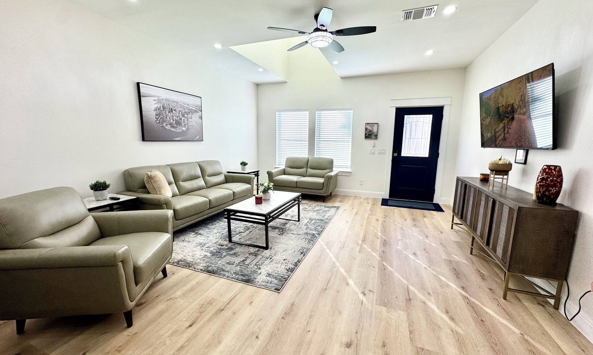 Cross Mountain House | #3 Best Luxury Townhome 3 bedroom- La Cantera-Six Flags-Sea World-River Walk-