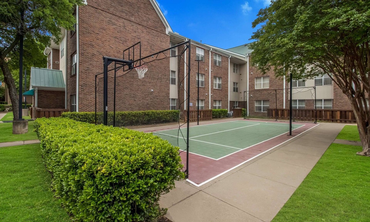 Richardson Hotel | 3 Big Units, Minutes to Dallas Arboretum! Private Full Kitchens! Pets Allowed!