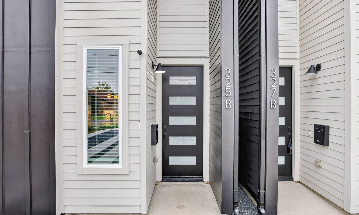 Houston House | 3 BR 2BA Upstairs Duplex 15 Minutes to Downtown