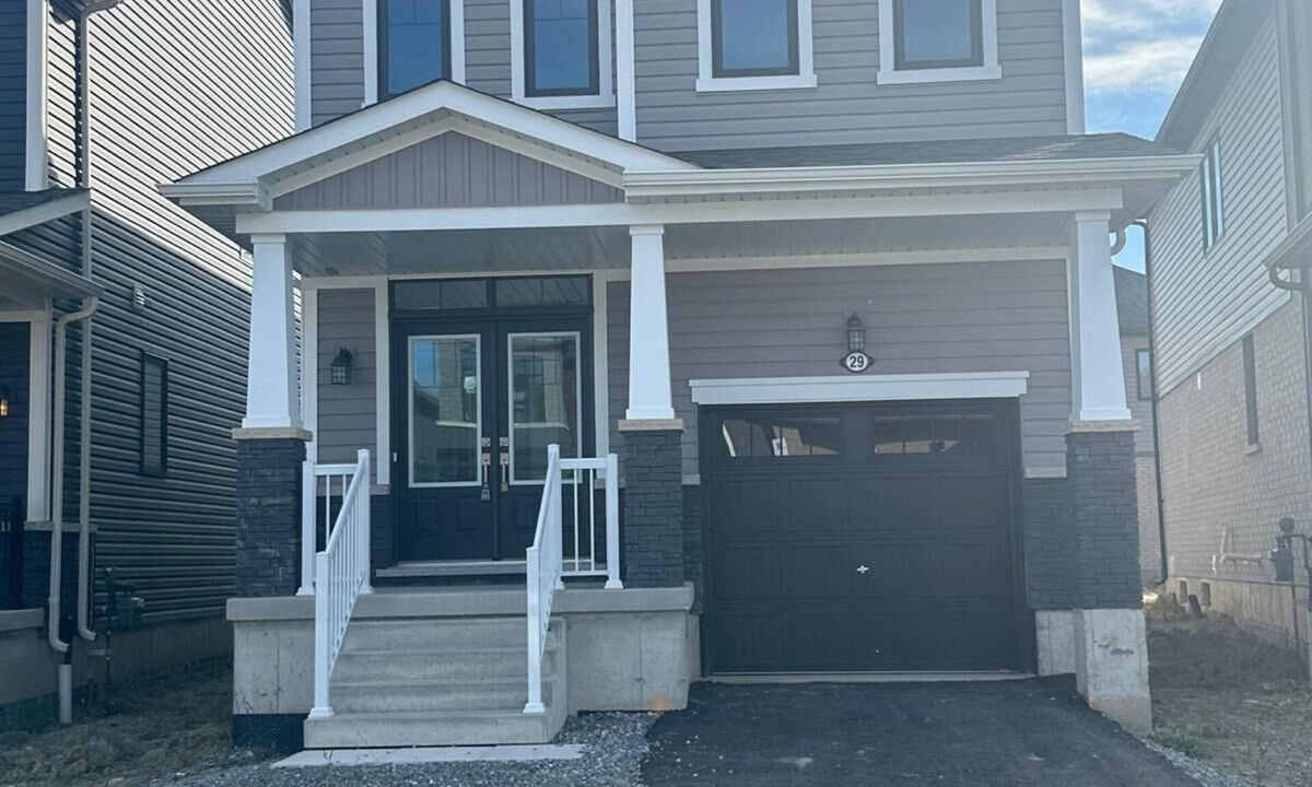Thorold House | 3 BR, 3 WR House available near Niagara Falls, Brock univ and Premium Outlets.