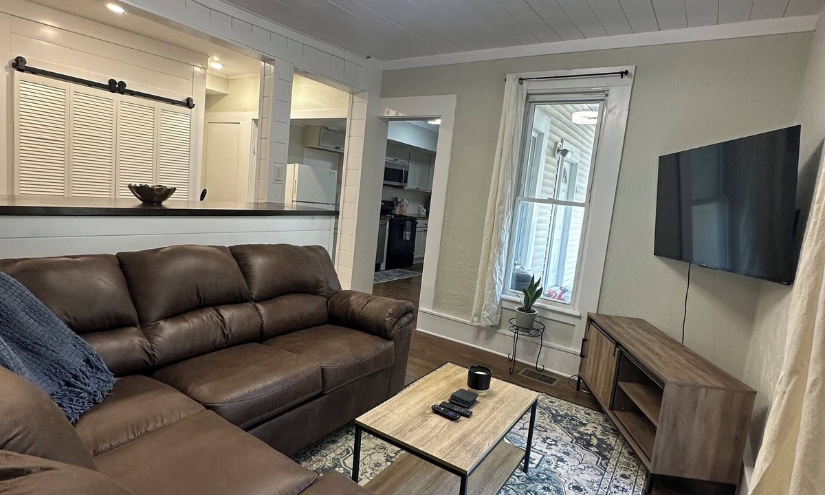 Cortland Apartment | 3 BR Apt conveniently located downtown Cortland