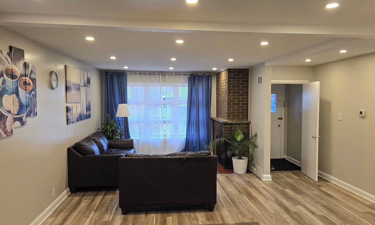 Carlingwood - McKellar Park - Laurentien View House | 3 BR Bungalow Central West near Carlingwood Mall and Westboro