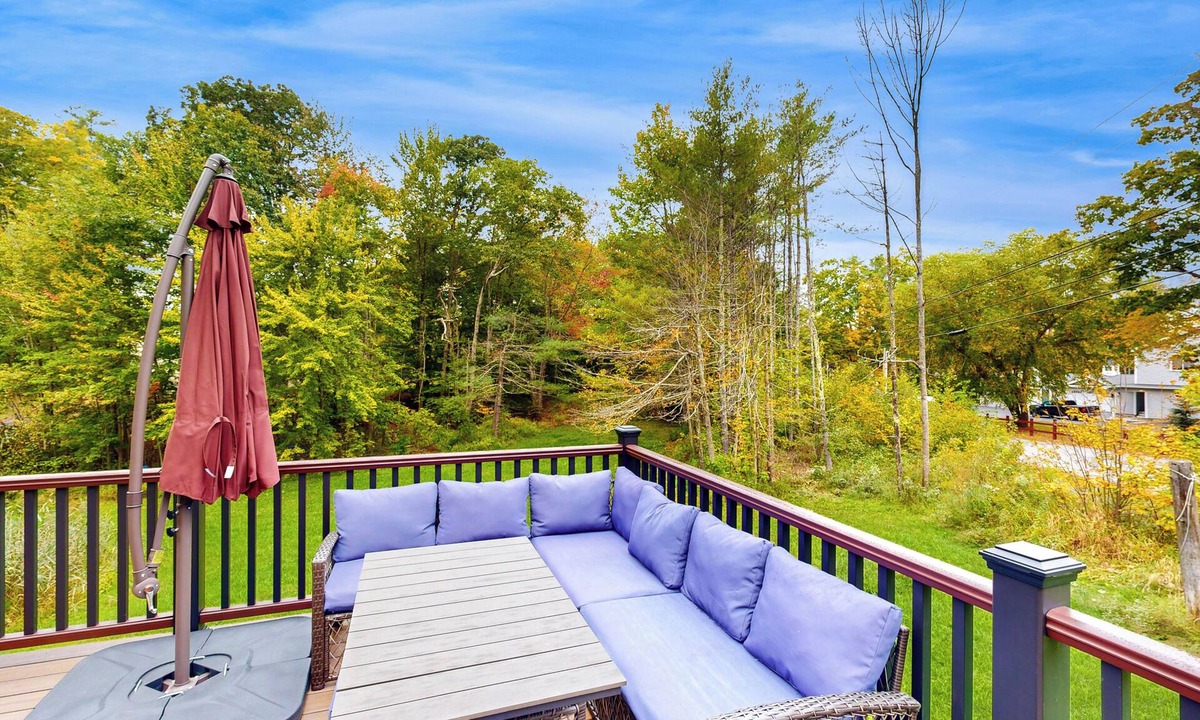 Barnstead House | 3 BR Cozy Retreat w/Spacious Deck & Fire Pit