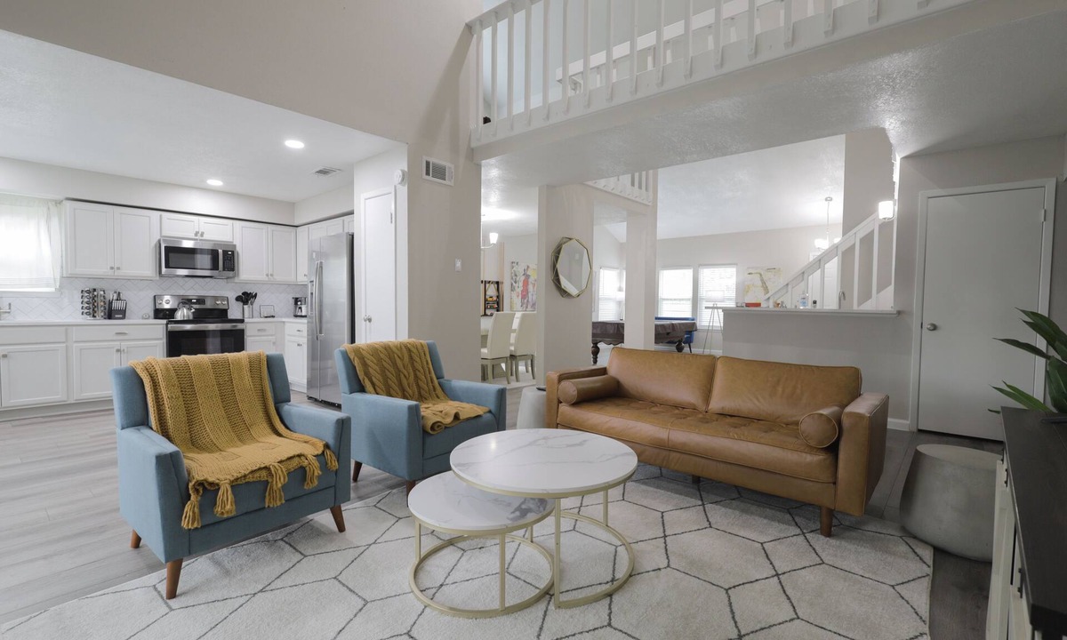George Bush Park/Eldridge House | 3 BR/Ensuite with King Bed/Wet Bar/Pool Table/Pool Access/World Cup
