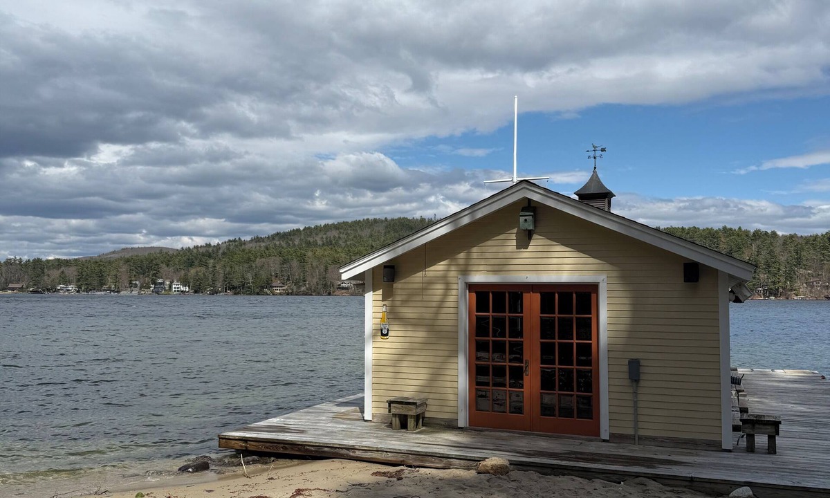 Alton Bay House | 3 BR Lakefront Sandy Beach Boathouse Fire Pit Views Peaceful