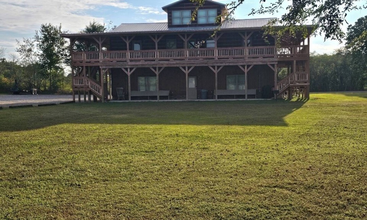 LaFayette Cabin | 3-BR lodge , fish,shoot pool or sit around the firepit. Close to Chattanooga Tn