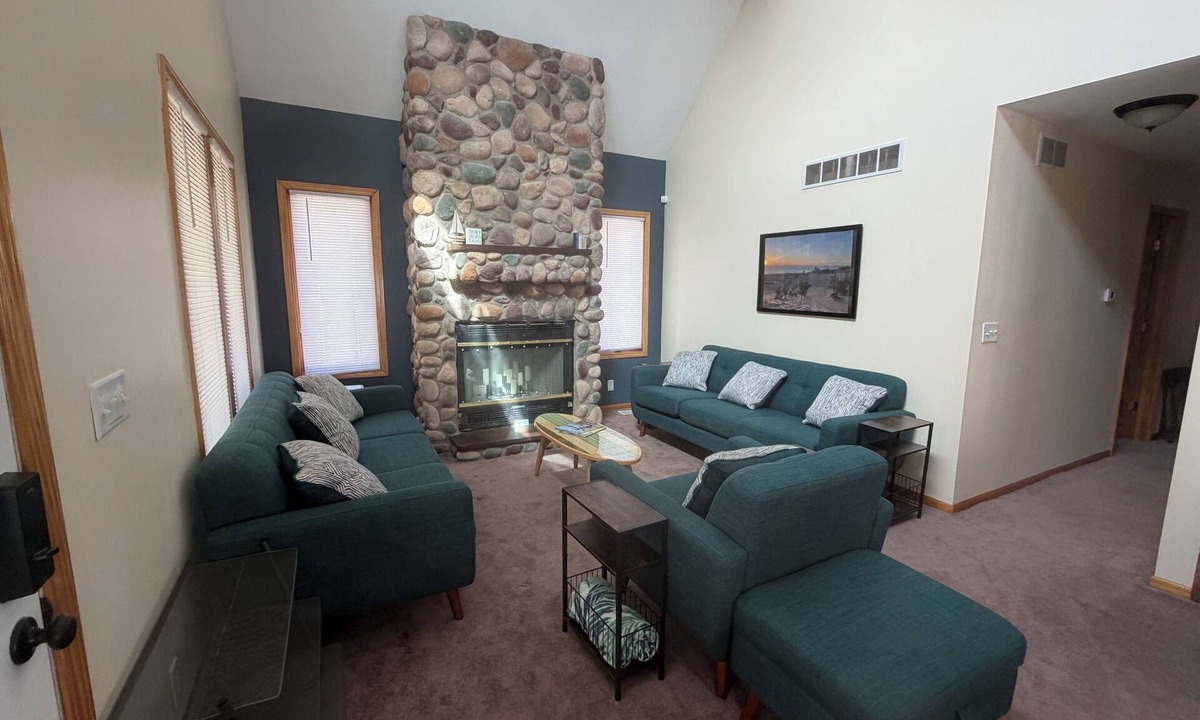 Mears House | 3 BR + Loft in Silver Lake ~ Sleeps 13 ~ AC ~ WIFI ~ Firepit ~ Beds on 3 Levels