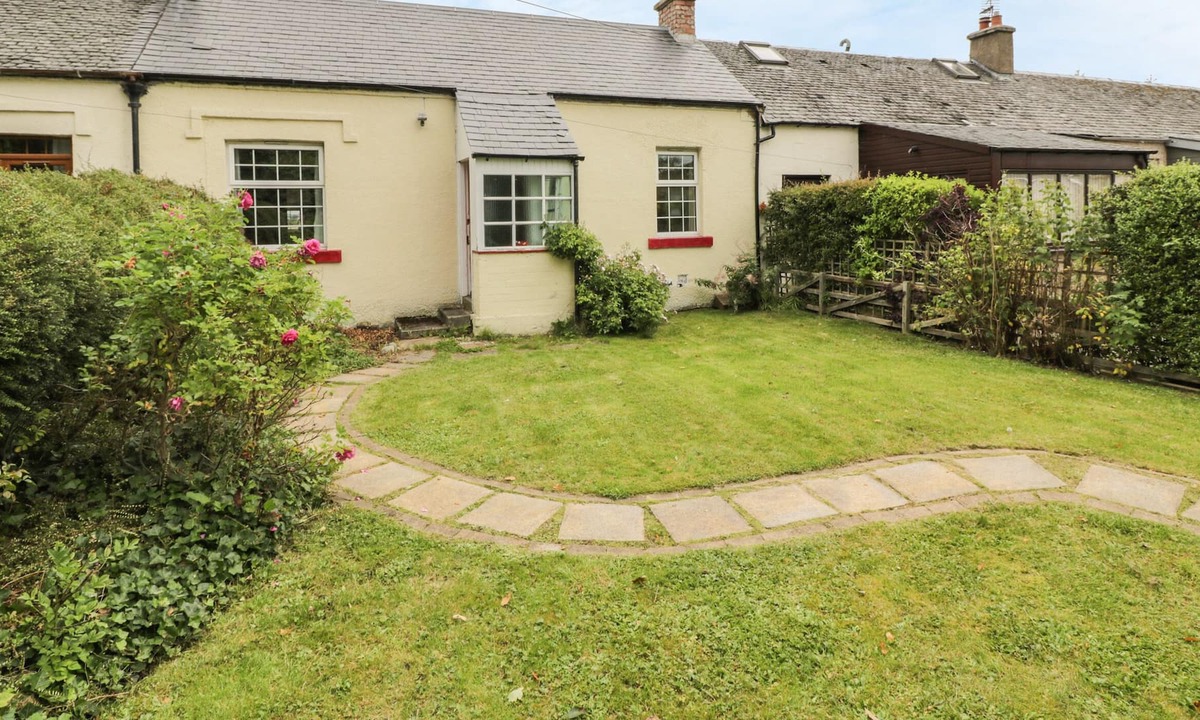 Uphall Cottage | 3 BURNSIDE COTTAGES, pet friendly, with open fire in Linlithgow