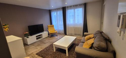 Vaulx En Velin Village Apartment | 3 chambres dans grand T4 Proche Lac, ENTPE, Planétarium & Autoroute