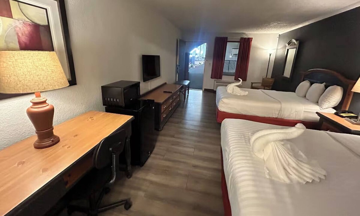 Mattoon Hotel | 3 Charming Rooms | Free Breakfast & Parking | Fun & Parks Nearby