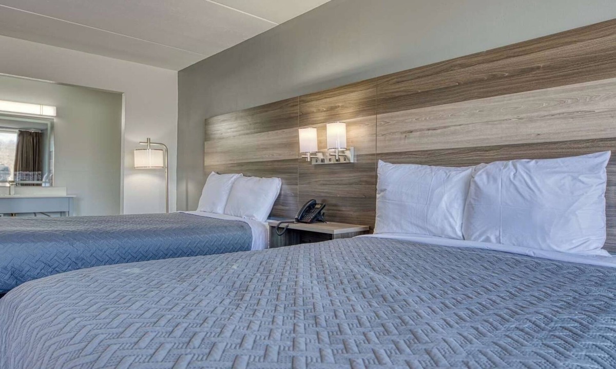 Revelo Hotel | 3 Charming Rooms w/Free Breakfast, Pool, near Big South Fork Scenic Railway