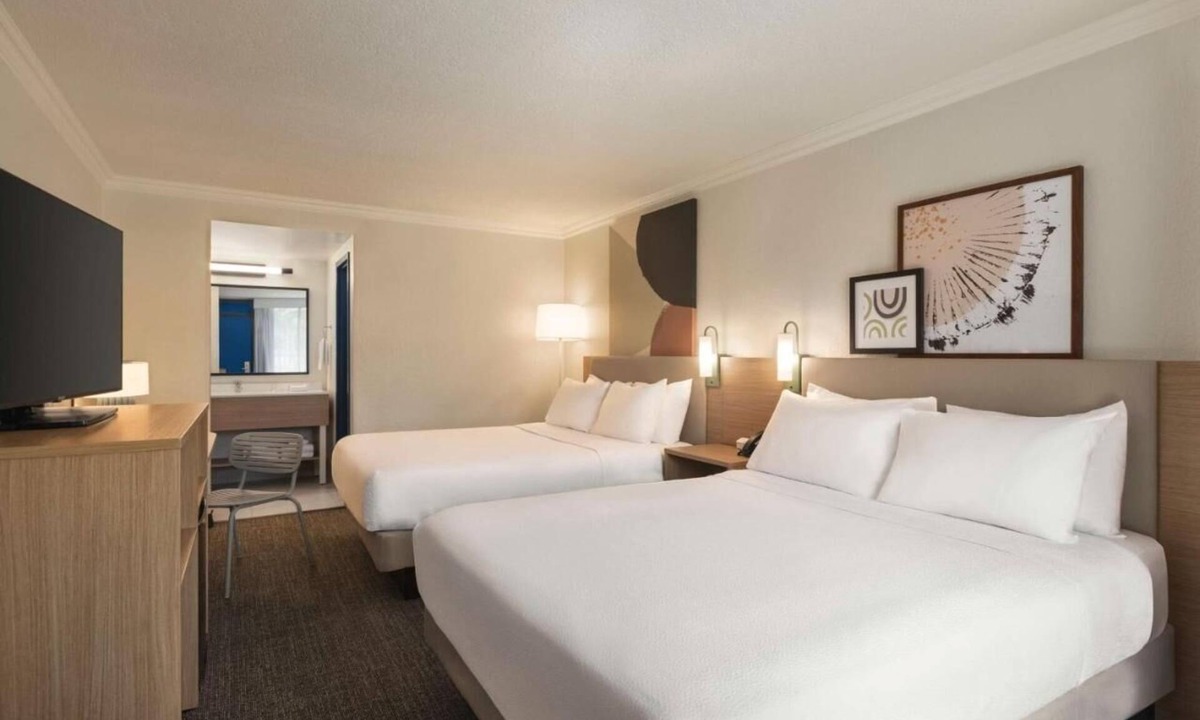 Sarasota Hotel | 3 Comfortable Rooms Perfect for Beach Getaways – Free Shuttle & Breakfast