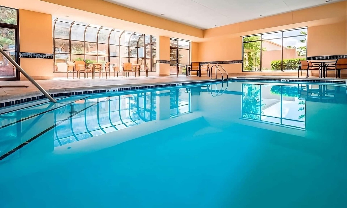 South Kansas City Hotel | 3 Comfortable Units With Swimming Pool and Free Parking, Bring Your Pets!