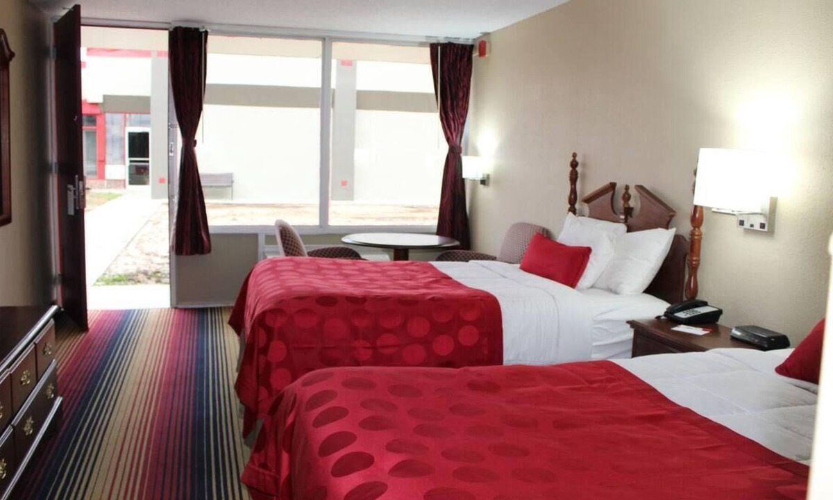 Perry House | 3 Comfy Units for Group Travel, Parking