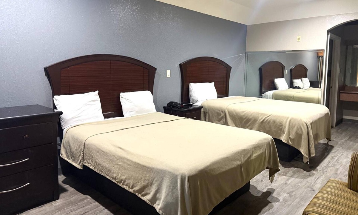 Greater Greenspoint Hotel | 3 Contemporary Rooms | Free Breakfast and Parking | Thorne Stadium - 1.5 miles