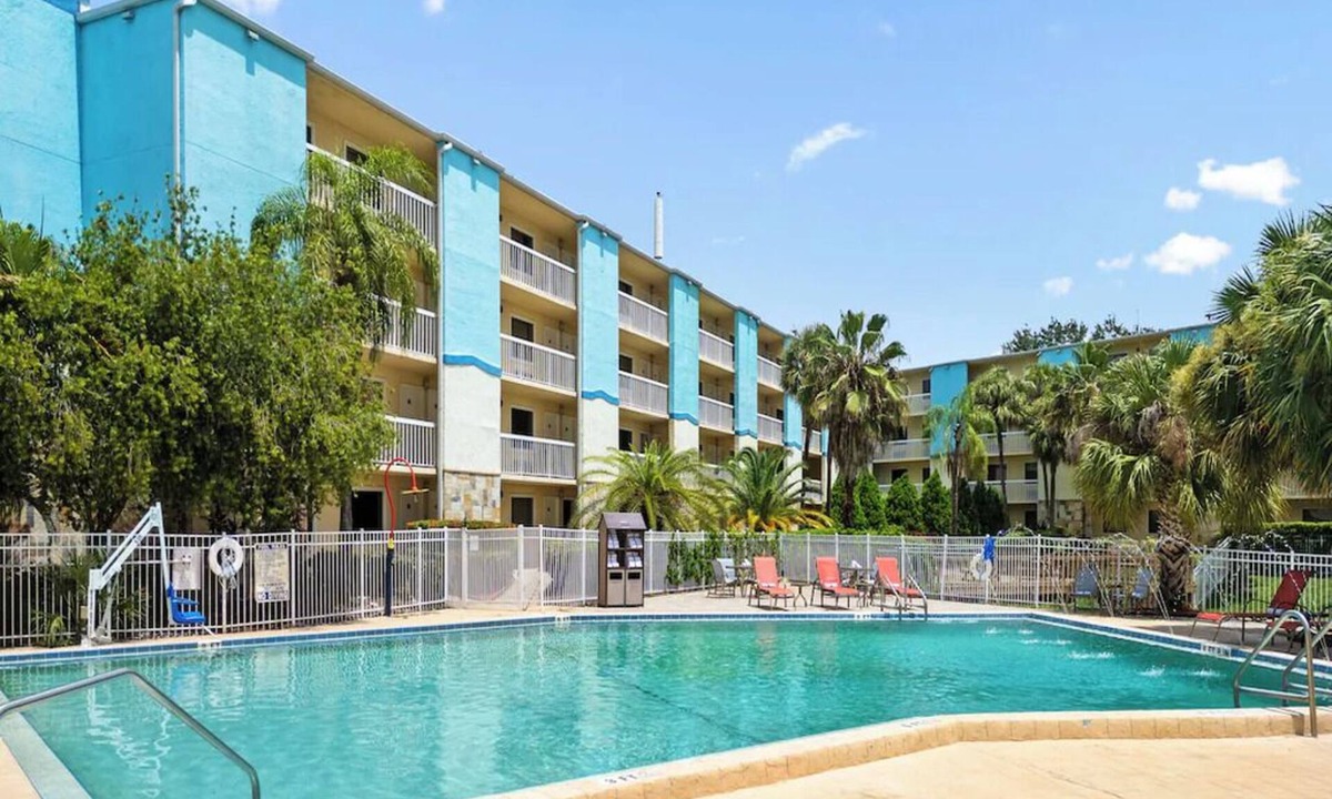 Florida Center Hotel | 3 Convenient Rooms w/2 Queens & Free Parking - Ideal for Theme Park Visitors