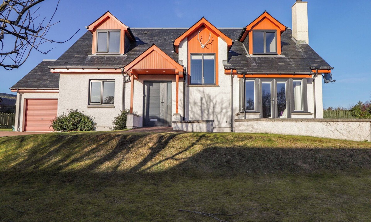 Aviemore Cottage | 3 CROFTSIDE, pet friendly, with open fire in Aviemore