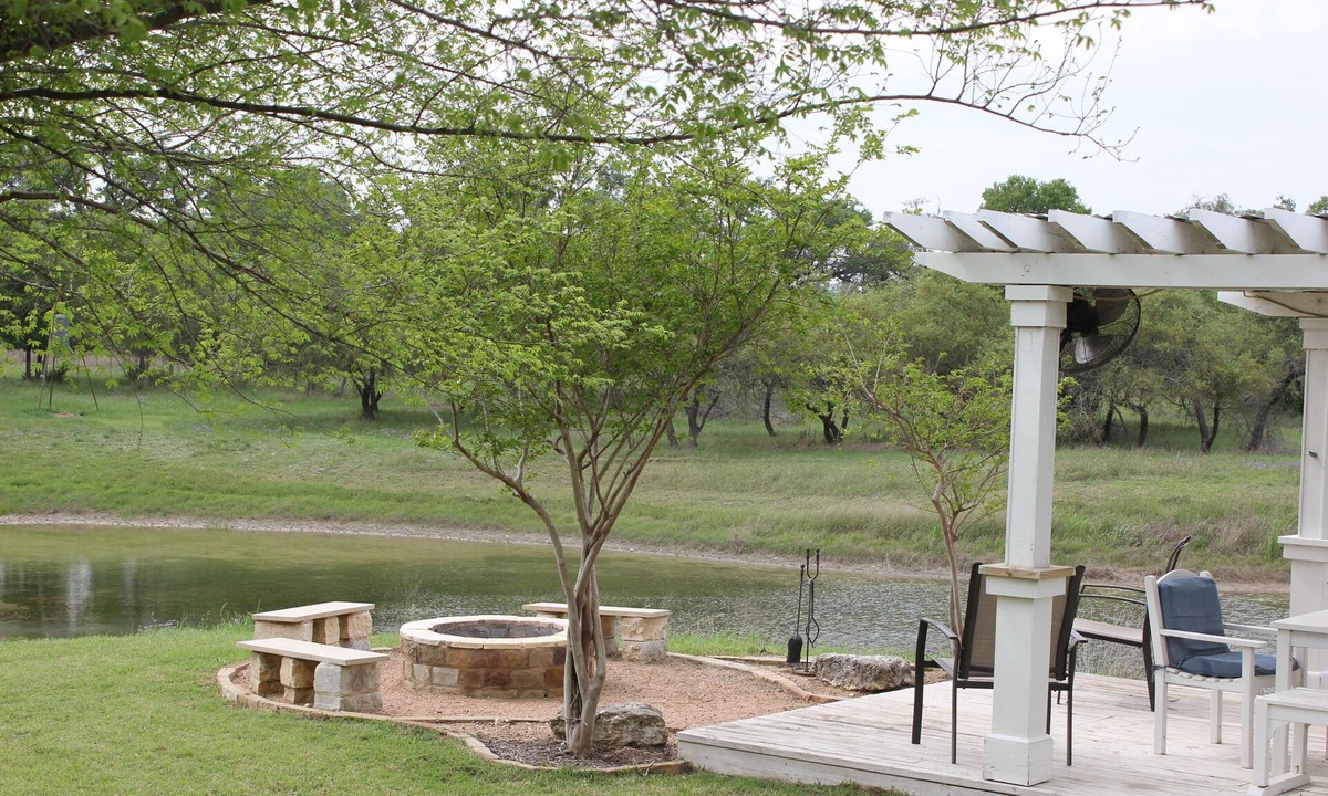 Driftwood House | 3 Detached Suites With Private Baths & AC, 5 King beds, Acreage, Pond, Firepit
