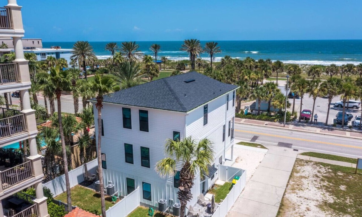 Jacksonville Beach House | 3 EnSuite Bedrms, Sunrise View, Bikes,BBQ, Firepit