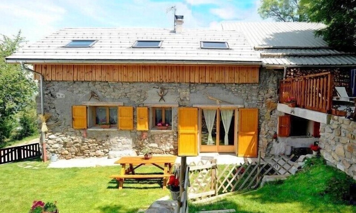 Theus Ski Chalet | 3 epis lodging in Theus. Renovated farmhouse, heart of Serre-Ponçon Country