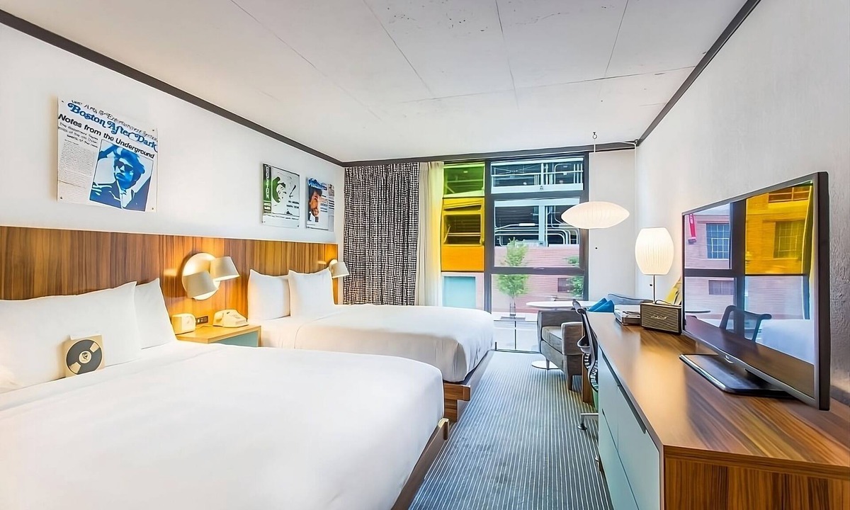 West Fens Hotel | 3 Family-friendly Units Close to Franklin Park Zoo! Valet Parking, Pets Alowed!