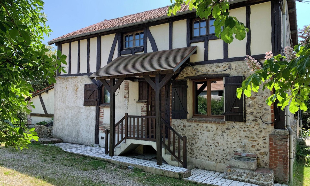 Les Andelys House | 3★ Family Holiday Home near Giverny with Garden & Parking