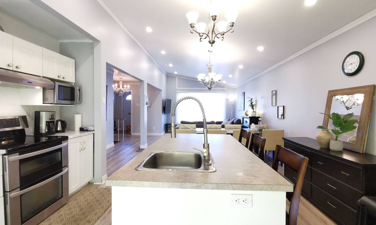 Brossard House | 3 free parking,15 mins to old Montreal port(Pet Friendly)