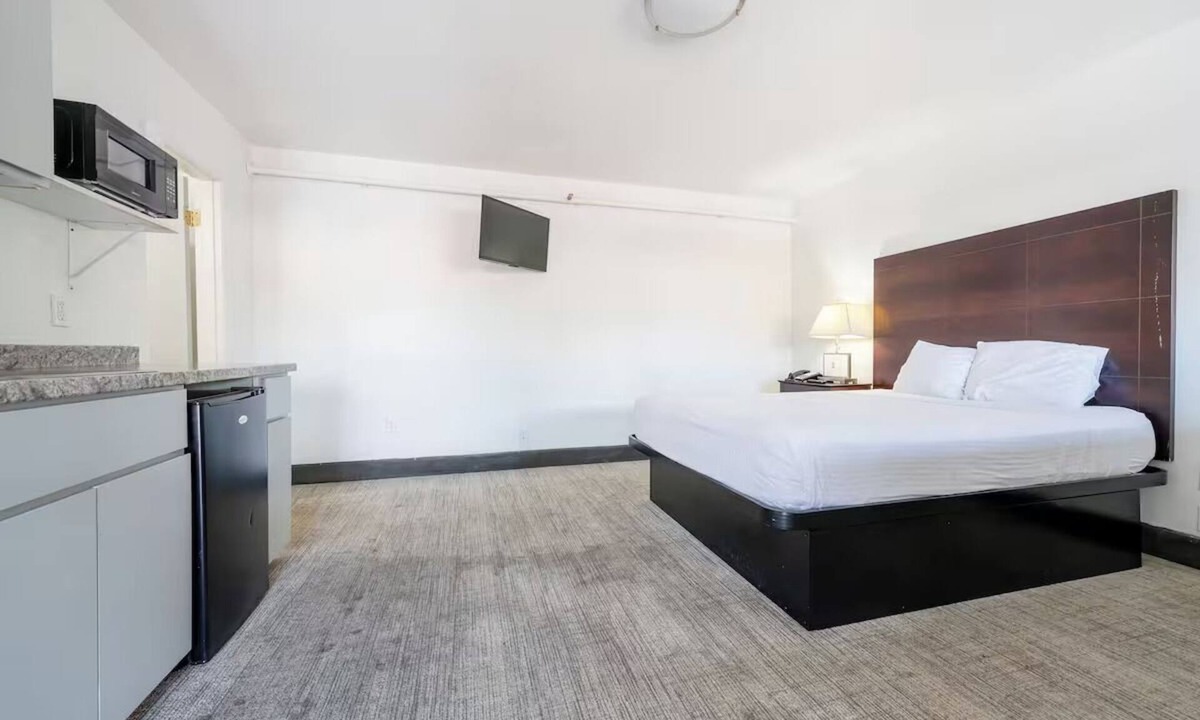 Hollywood District Hotel | 3 Functional Studios with Essentials Near Restaurants & Parks
