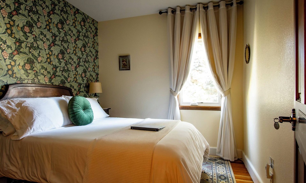 Packwood Apartment | #3 Glacier Lake Trail Shared Bath- Adults Only