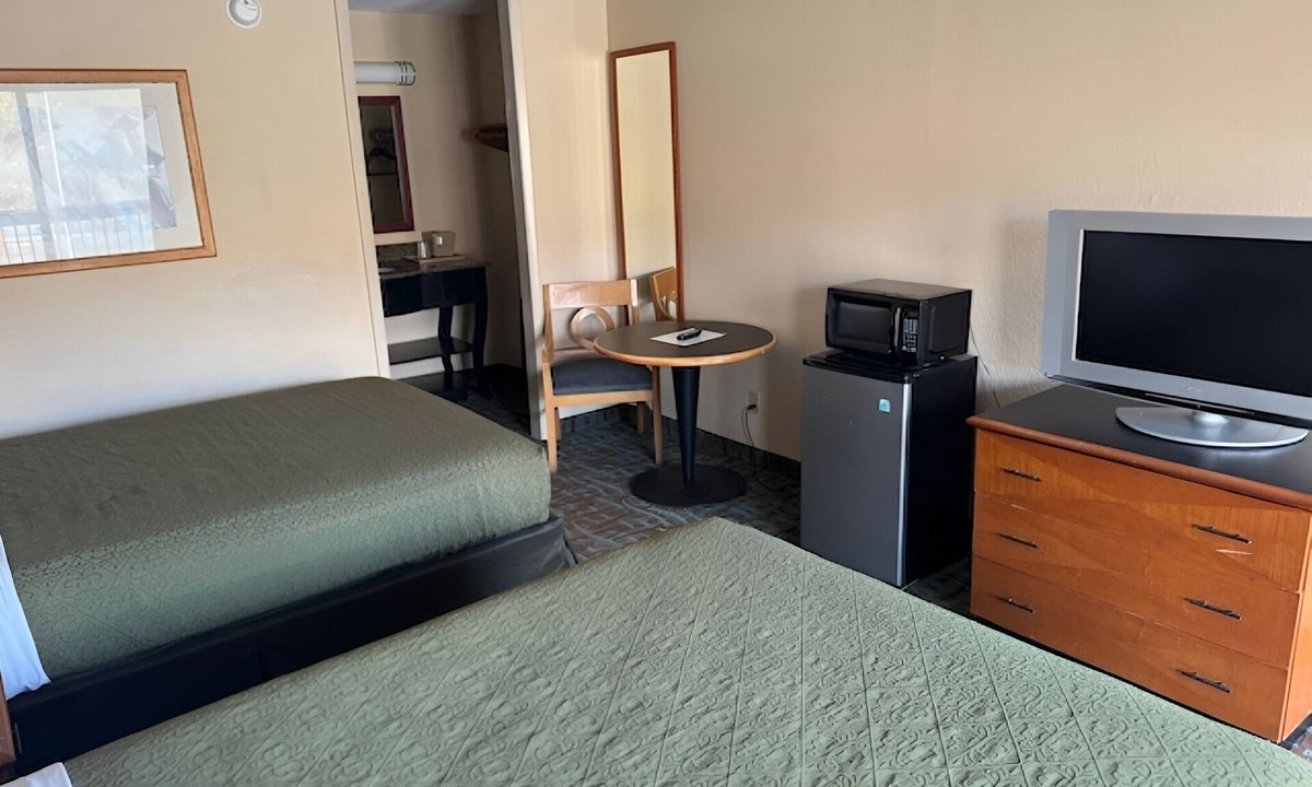 Harriman Hotel | 3 Group-Friendly Rooms Near I-40 w/Free Parking & Breakfast, Pets Allowed