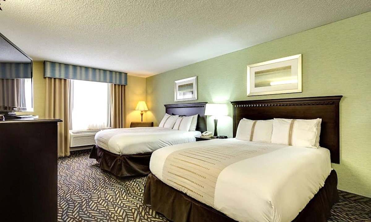 Devils Lake Hotel | 3 Group-Friendly Stay Near Devils Lake Regional Airport | Free Parking & Bfast
