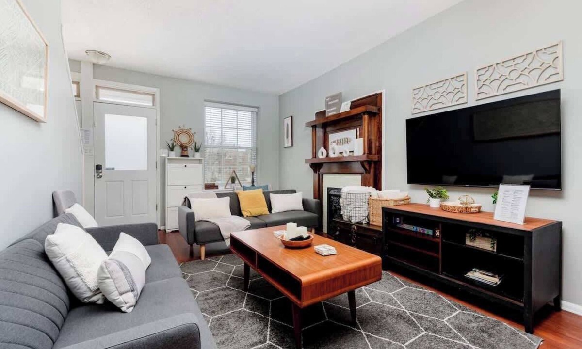 Lafayette Square Condo | 3 King Beds/Charm in Historic STL by StayStlouis