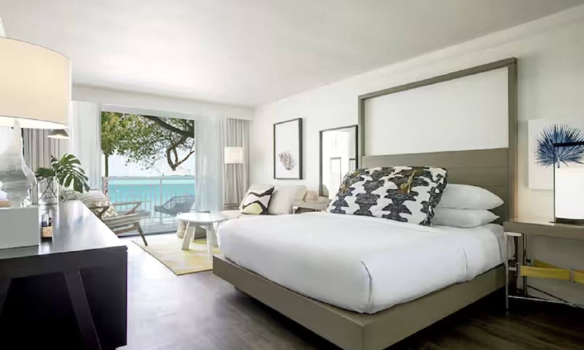 Rock Harbor Hotel | 3 King Waterfront Room with Island Setting
