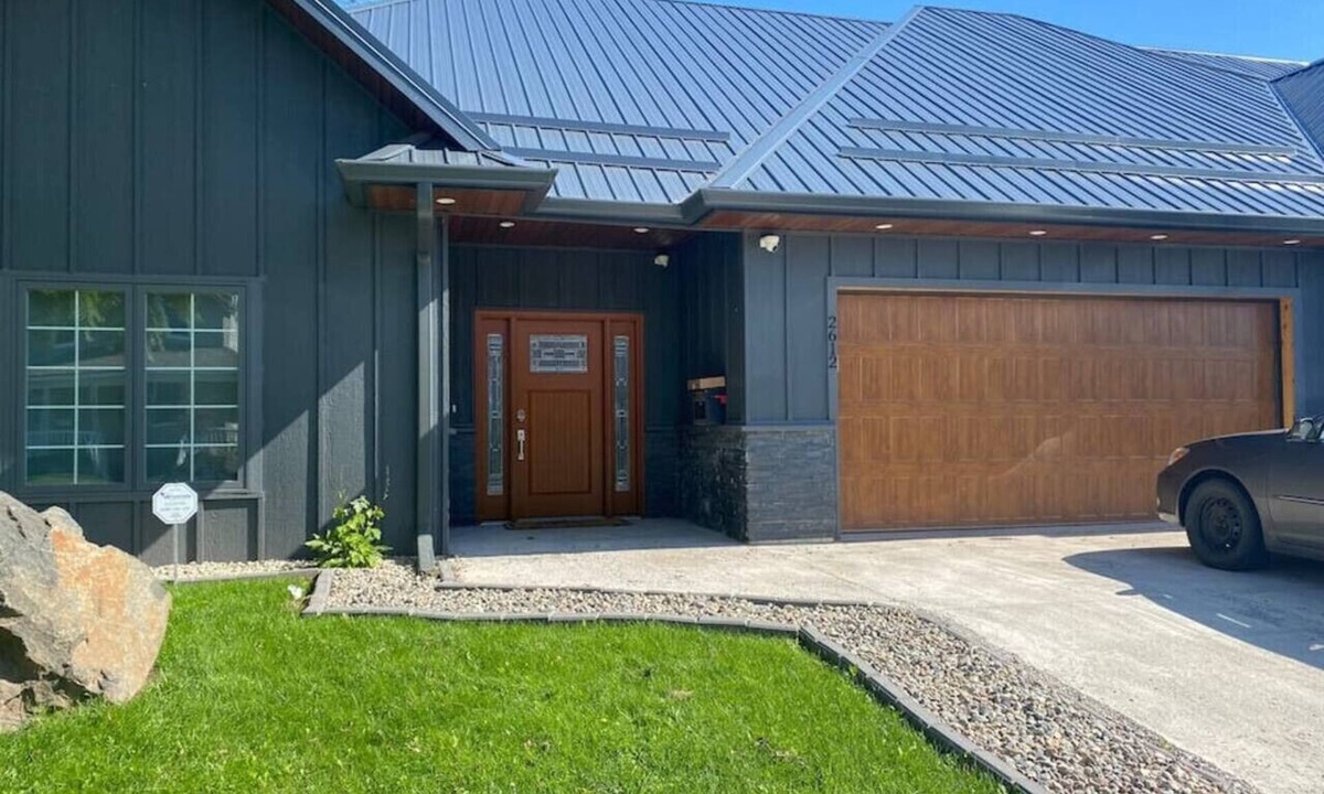Superior House | 3 Large Bedrooms | Fireplace | Spacious