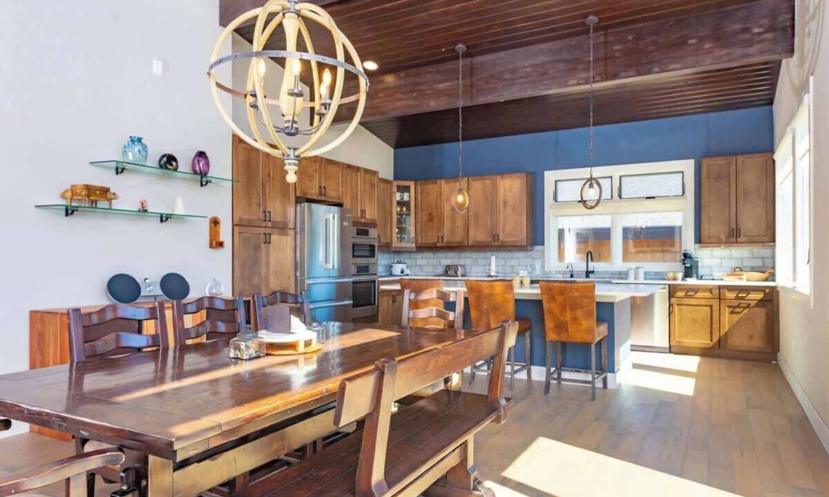 Rendezvous Ski Chalet | 3-Level Views | Hot Tub | Games