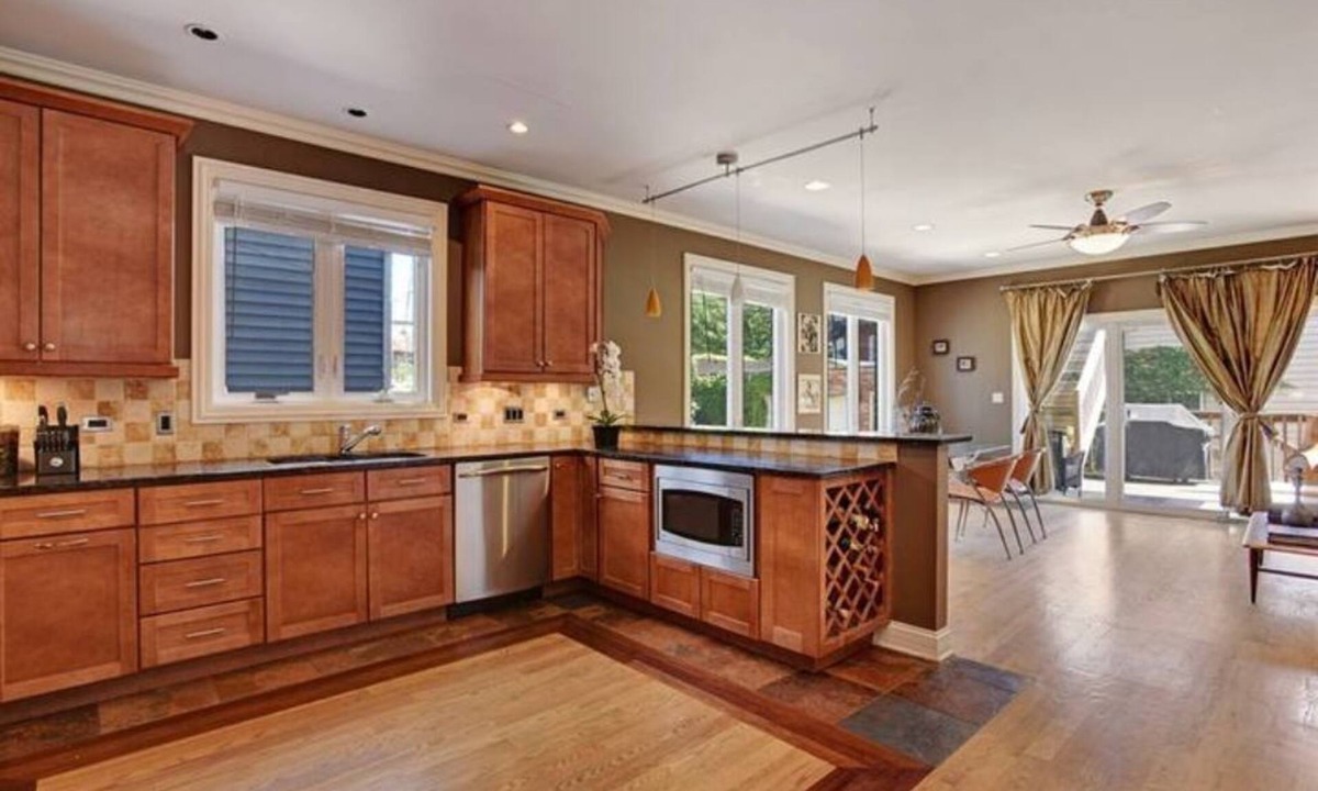 West Town House | 3-Levels.11Beds.Sleeps 20. 10min walk to Train. Rooftop+Spa Bath+Garage.