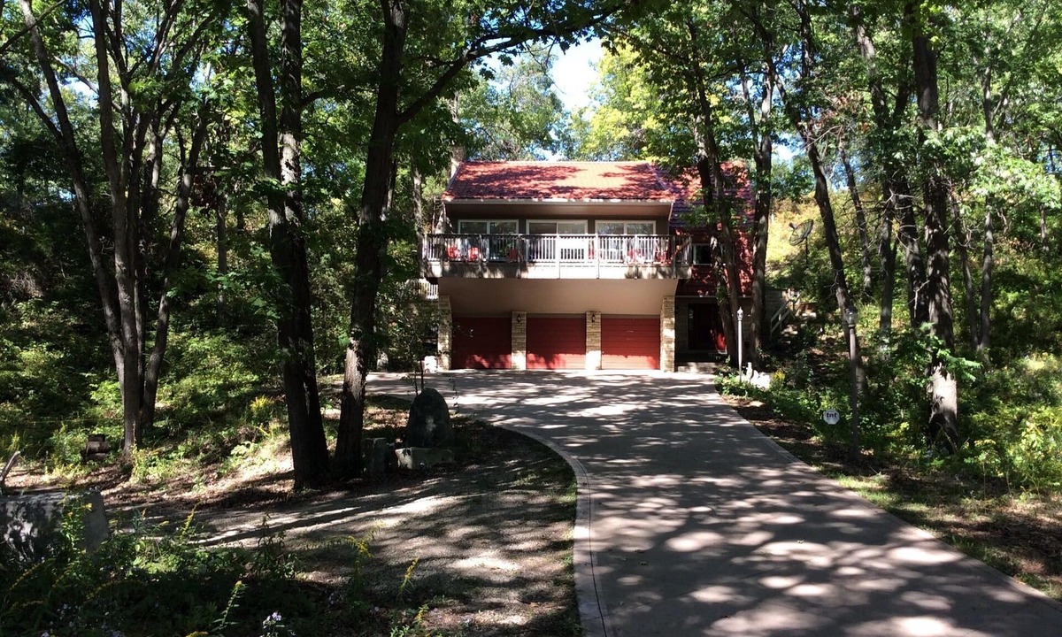 Grand Bend House | 3 levels w/9 comfy beds. Steps from Pinery Park, ideal for large groups