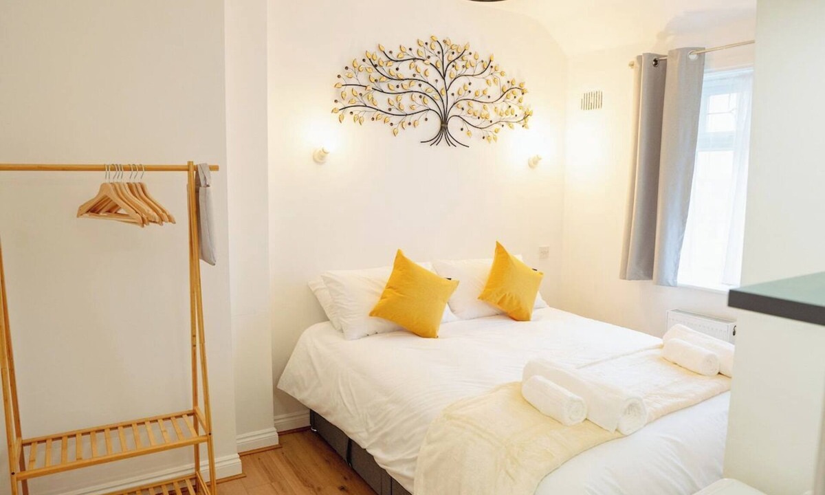 Downham Apartment | 3 Merlin Gardens Modern 2 Bed Bromley House